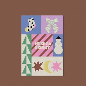 Könnte beinhalten: Eine rechteckige Weihnachtskarte mit braunem Hintergrund zeigt eine Collage festlicher Illustrationen. Sie enthält eine Socke mit Punkten, eine Schleife, einen Schneemann, Weihnachtsbäume, Sterne und den Text "MERRY & BRIGHT".