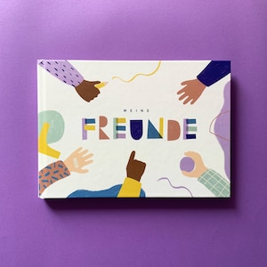 Könnte beinhalten: Ein weißes Buch mit bunten Illustrationen von Händen und dem Wort "MEINE FREUNDE" auf dem Cover.