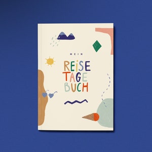 Könnte beinhalten: Ein cremefarbener Journal-Umschlag mit dem Text "Mein Reise Tage Buch" in bunten Buchstaben. Der Umschlag zeigt Illustrationen einer Sonne, Wolken, Regen, Sonnenbrille, einer Welle und eines Eisbechers.