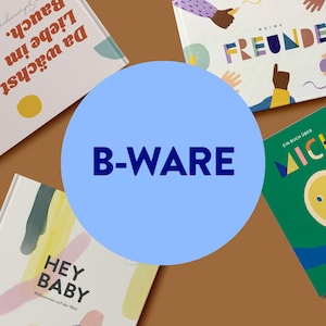 Könnte beinhalten: Vier Kinderbücher mit bunten grafischen Einbänden mit den Titeln Da wächst Liebe im Bauch, Meine Freunde, Ein Buch über Mich und Hey Baby, angeordnet um einen hellblauen Kreis in der Mitte mit dem dunkelblauen Text B-WARE.