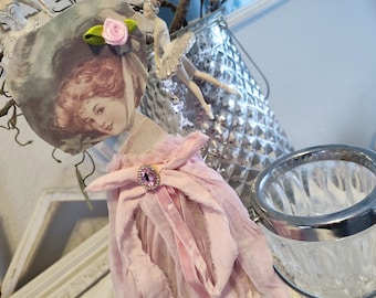 Romantische Große dekopuppe aus Pappe Puppe mit hut brocante Einzelstück rosa puppenhänger Anhänger
