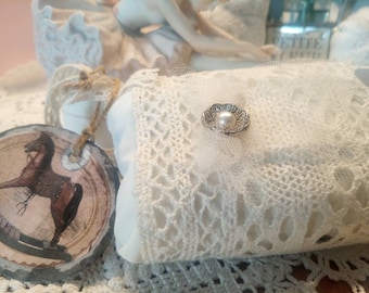 Lavendelkissen Duftkissen Dekokissen brocante handgefertigt Einzelstück shabby chic Vintage weiß