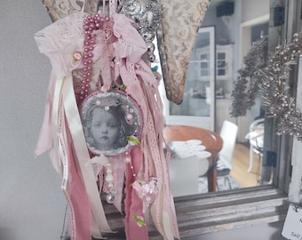 Dekohänger mit Vintage-Material rosa brocante mit Medaillon türdeko fensterdeko Einzelstück