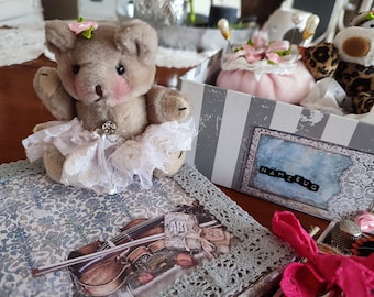 Nähkiste kiste mit Teddy kartonkiste als nähbox Nostalgie brocante Nadelkissen shabby chic mit inhalt Einzelstück