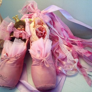 Classic danced ballet pointe shoes decoration brocante shabby chic pink unique ballet shoes many volumes monkey