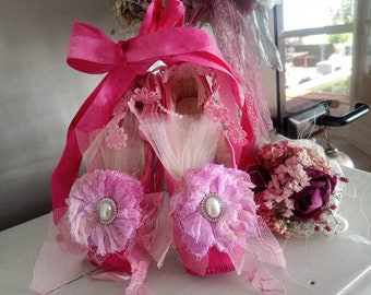 Klassische zertanzte Ballett Spitzenschuhe als Dekoration brocante shabby chic ombre pink unikate ballettschuhe