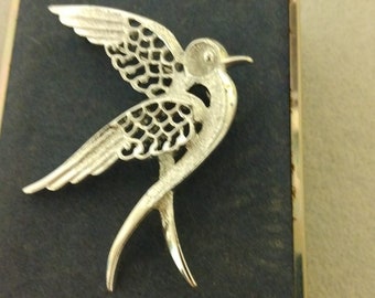 Sarah Coventry 1971 "Peace Dove" silver tone bird brooch