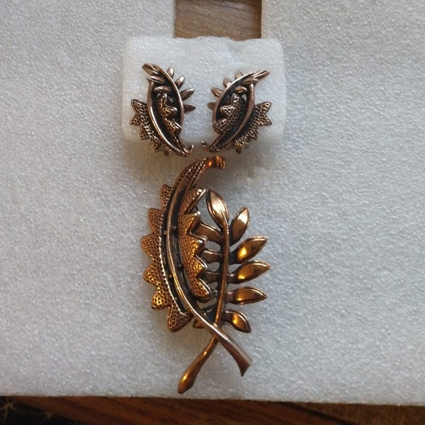 Star brand (Staret)  leaf brooch and clip-on earrings