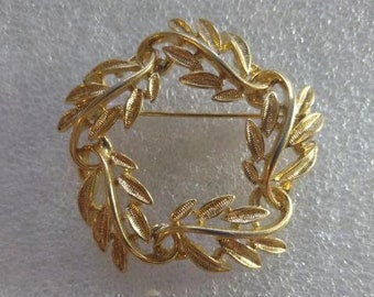 Broche dorée en forme de couronne de feuilles de lierre Napier