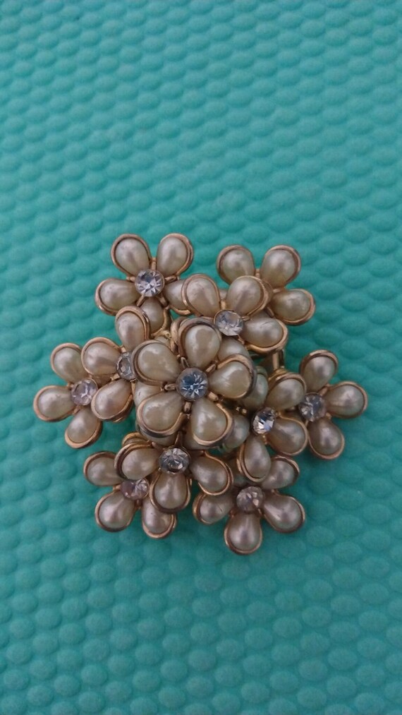 Coro geometric faux pearl flower brooch - image 2