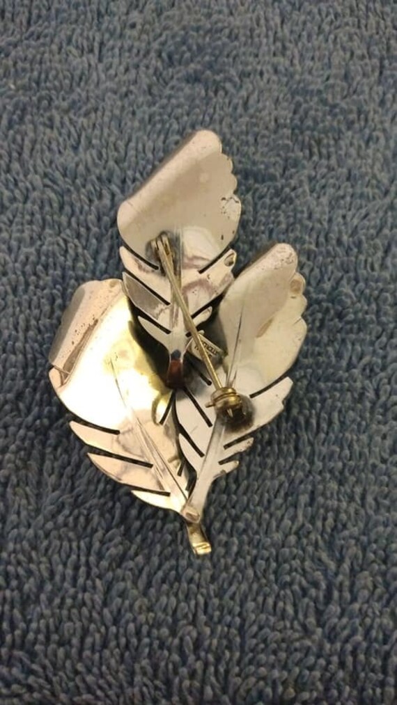 Beau Sterling silver three-leaf brooch - image 3