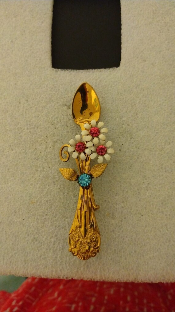 Coro 1950s-era three-daisy spoon brooch