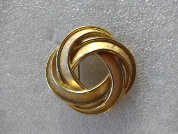 Crown Trifari gold tone abstract swirl brooch - image 1