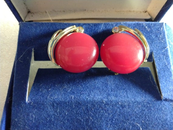Lisner red lucite clip-on earrings - image 2