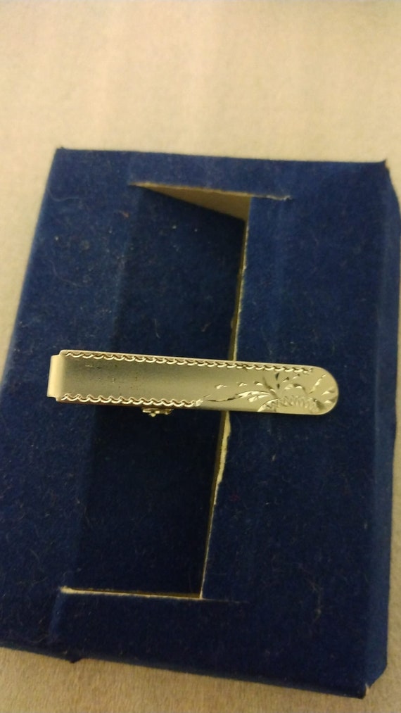Anson 1970s-era silver-tone engraved tie clip