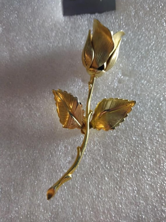 Giovanni 1966 gold tone Christmas Rose