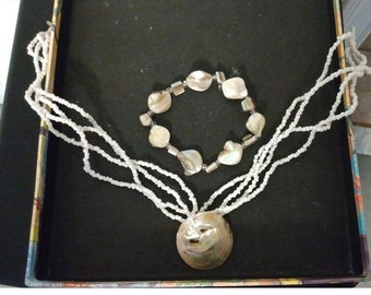 Genuine mother-of-pearl seashell necklace and bracelet set