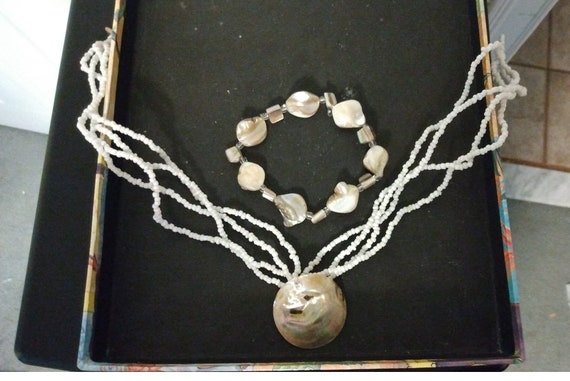 Genuine mother-of-pearl seashell necklace and bra… - image 1