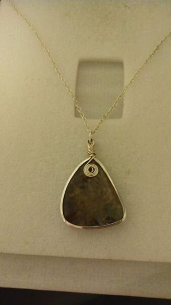 Green pegmatite pendant with silver-tone spiral ne