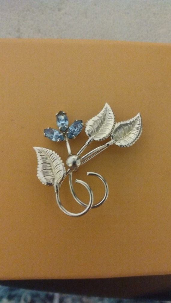 Sorrento sterling silver blue crystal flower brooc