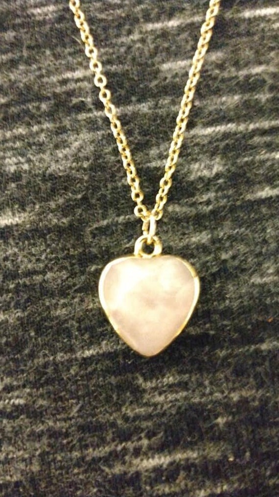 Heart-shaped rose quartz pendant necklace