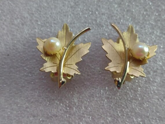 Sarah Coventry 1964 "Precious" gold-tone leaf fau… - image 2