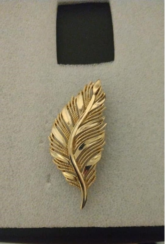 Crown Trifari gold-tone leaf brooch