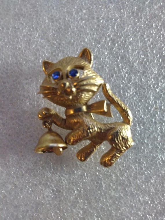 Avon 1974 "Frisky Kitty" cat brooch with working b