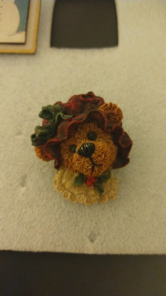 2000 Boyd's Bears brooch with red hat and holly