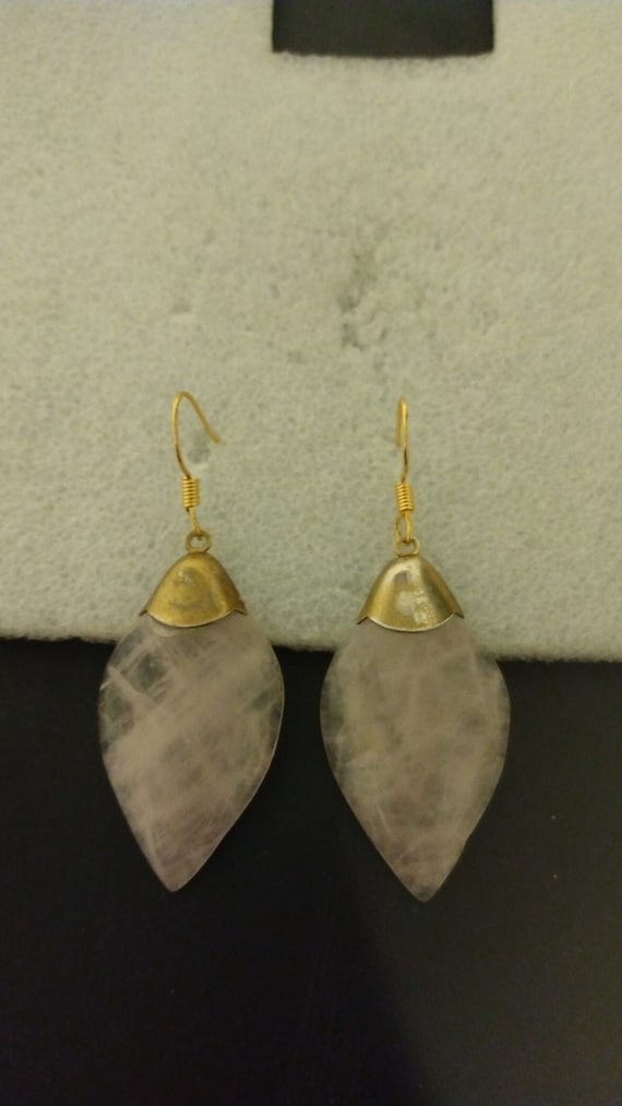 Rose quartz teardrop-shaped dangle earrings