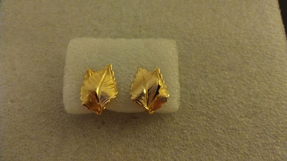 1960s-era Giovanni gold tone leaf clip-on earrings - image 1
