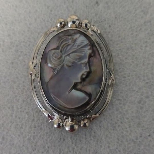 Dixelle sterling silver mother-of-pearl cameo brooch