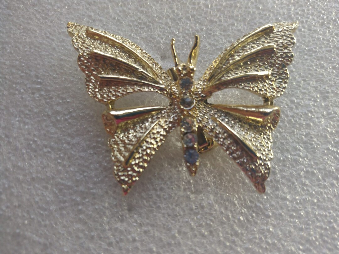 Wendalern Broche papillon en cristal noir Epingle de revers en pierre précieuse à pompon argenté Epingle de collier à chaîne pendante en forme de papillon de sécurité Bijoux pour femmes filles