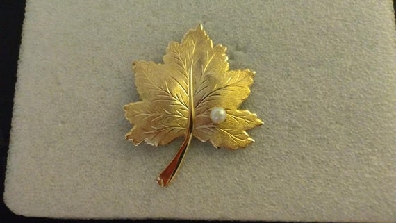 Sarah Coventry 1967 "Whispering Leaf" gold-tone m… - image 1