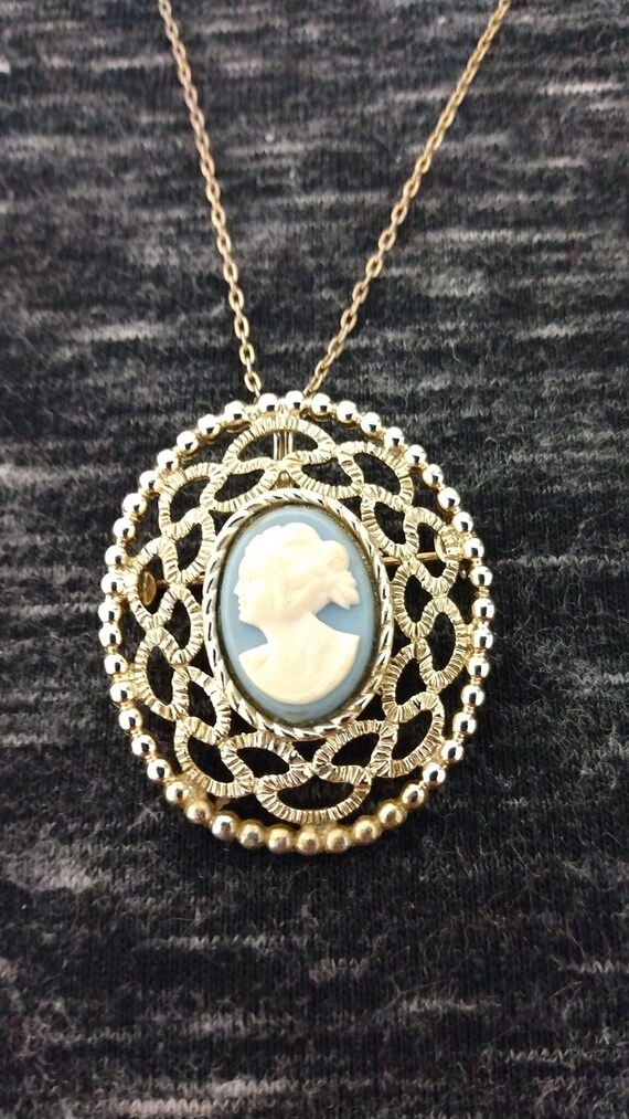 Sarah Coventry 1957 "Blue Lace" cameo brooch/penda