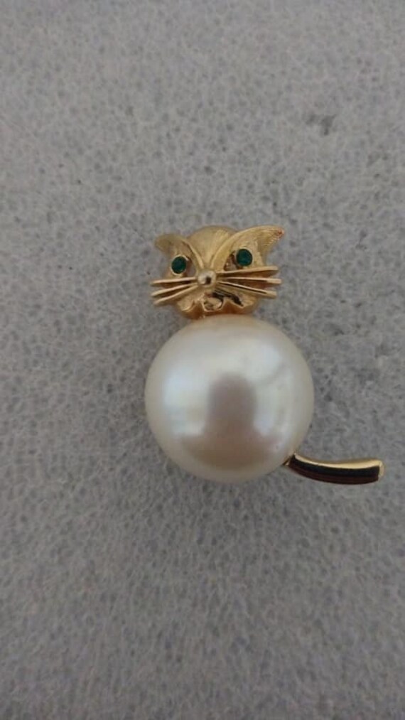 Marvella 1970s-era faux pearl cat brooch