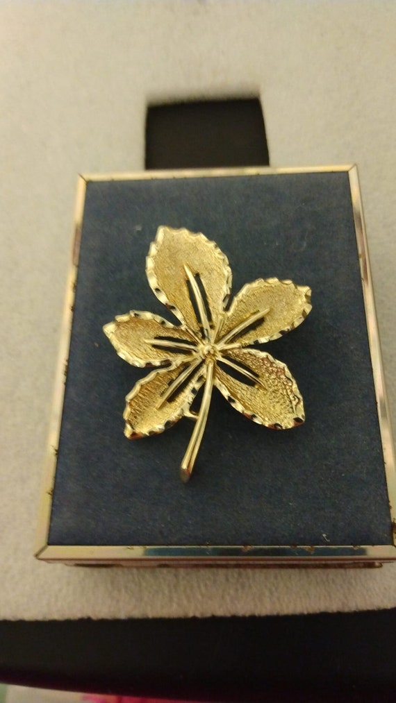 Sarah Coventry 1968 "Ivy" gold-tone brooch