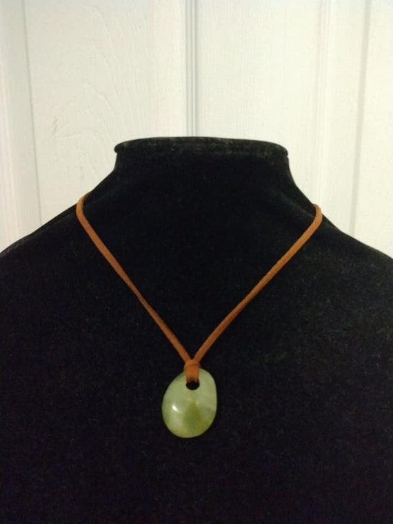 Green nephrite jade pendant necklace - image 1