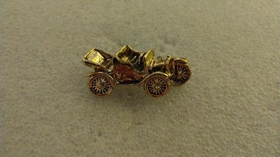 Small 1970s Gerry's gold-tone Ford Model T car pin - image 1