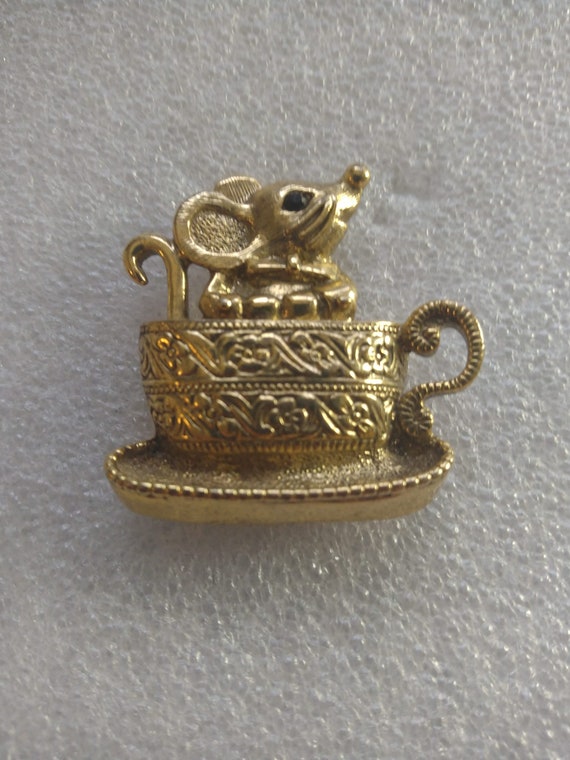 1928 brand 1990s-era gold tone mouse in a teacup b
