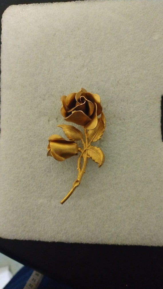 Gold-tone rose brooch