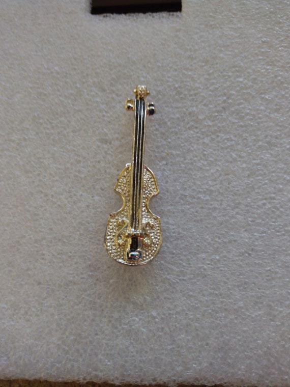 Gerry's violin brooch