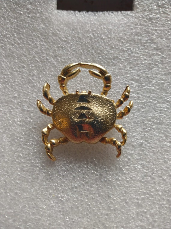 Gold tone crab brooch - image 1
