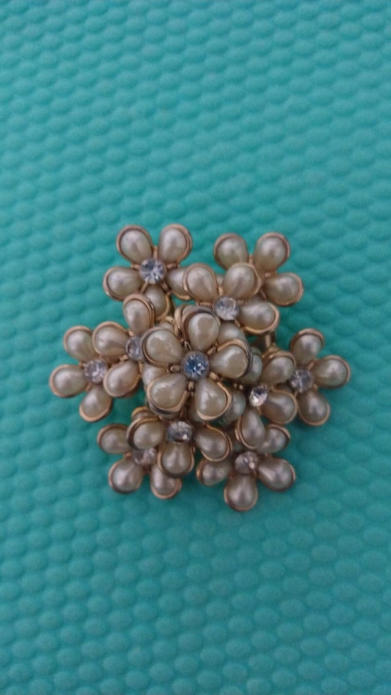 Coro geometric faux pearl flower brooch