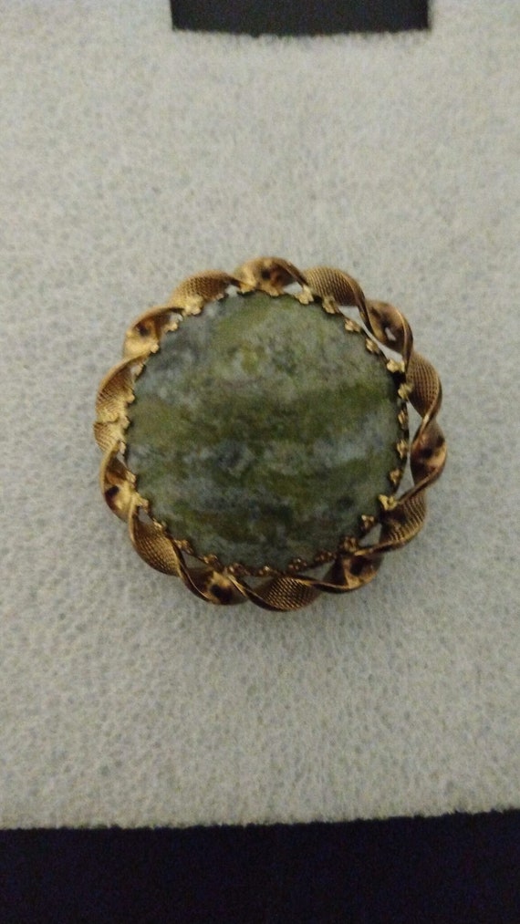 Mottled green agate brooch