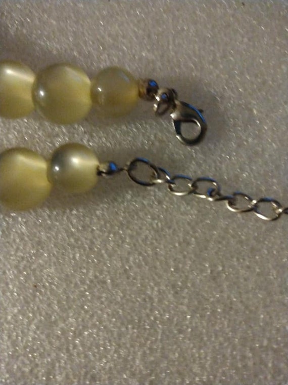 Graduated yellow lucite bead necklace - image 2