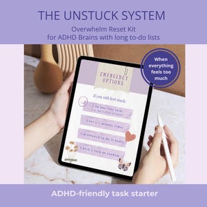 Könnte beinhalten: Ein Tablet zeigt "The Unstuck System" für ADHS-Gehirne, mit "Notfalloptionen" und einer Aufgabenliste. Der Bildschirm wird von einer Person gehalten, mit einem Stift in der Hand. Der Text "Wenn alles zu viel wird" steht in einem Kreis. Der Text unten lautet "ADHS-freundlicher Aufgabenstarter."