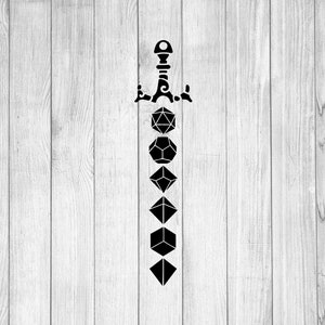 Puede incluir: Ilustración en blanco y negro de una espada hecha de dados. La espada está compuesta por seis dados, cada uno con un número diferente de caras. La espada está sobre un fondo de madera blanco.