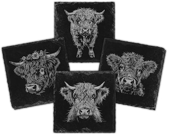 Può includere: Set di quattro sottobicchieri in ardesia nera con un disegno a linea bianca di una mucca delle Highlands su ogni sottobicchiere.
