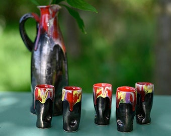 Krug ( Vase ) Karaffe + Becher Likör Schnaps Bretagne Verlauf Lava Glasur Keramik Vintage Ton Keramikvase rot schwarz 1960er midcentury